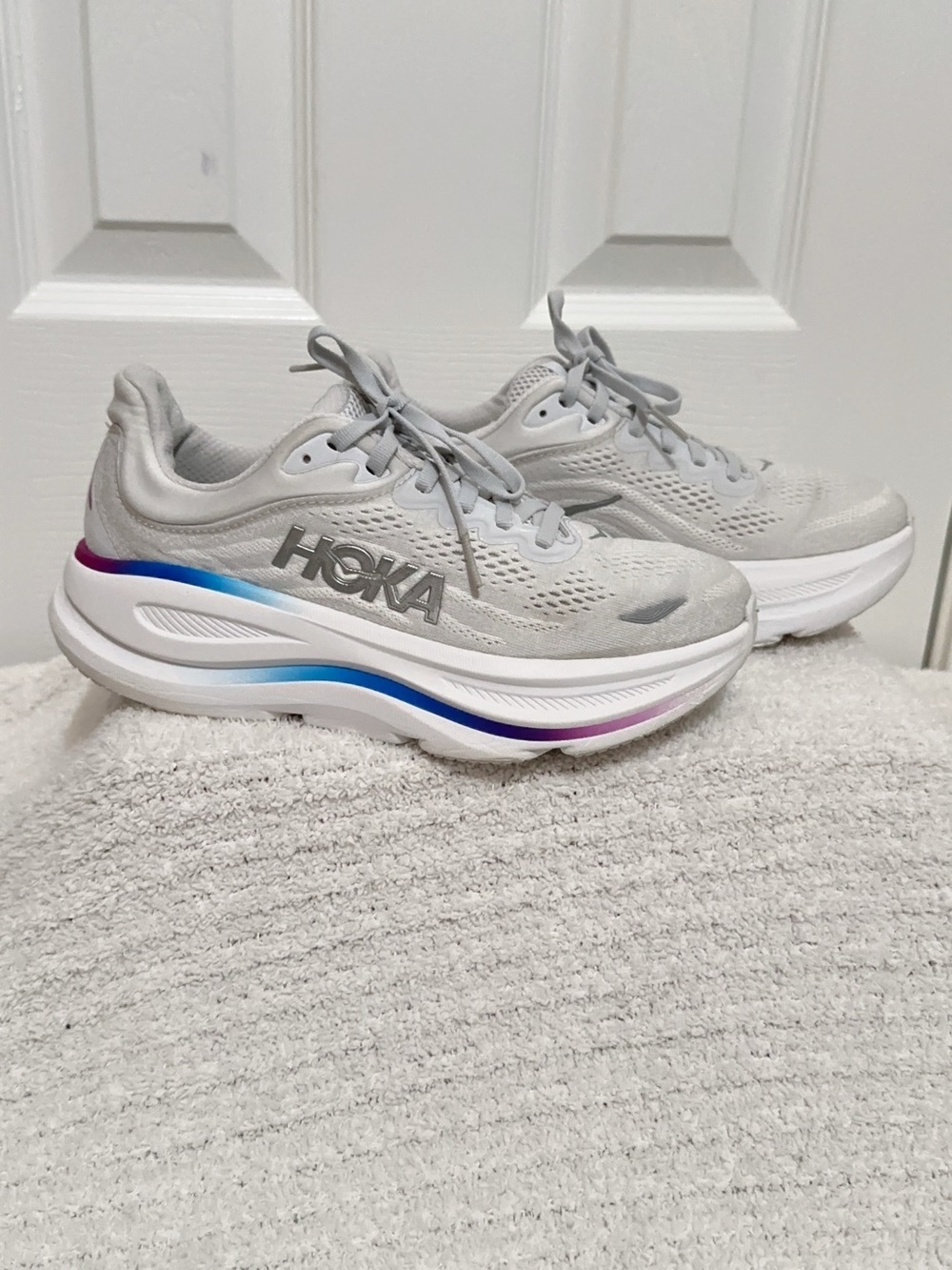 Hoka Women's Bondi 9 Light Gray Running Shoes with Blue & Purple Gradient